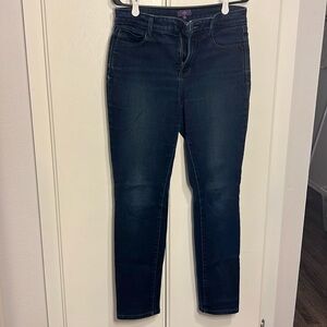 Dark wash stretch denim jegging